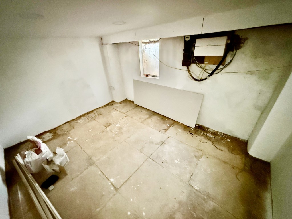 Lot: 112 - REFURBISHED TWO-BEDROOM HOUSE - Basement